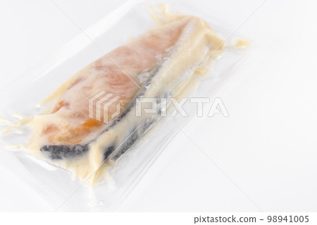 冷凍真空包裝三文魚片和鹽曲 98941005
