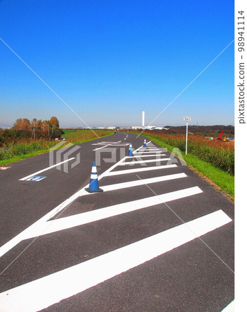 Scenery of the exclusive road on the right bank of the Edo River in autumn, 29 kilometers from the sea Scenery of the exclusive road on the right bank of the Edo River in autumn, 29 kilometers from the sea 98941114