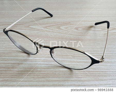 Black edge glasses 98941888