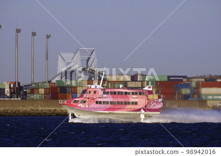 High-speed jet vessel navigating Tokyo Bay 98942016