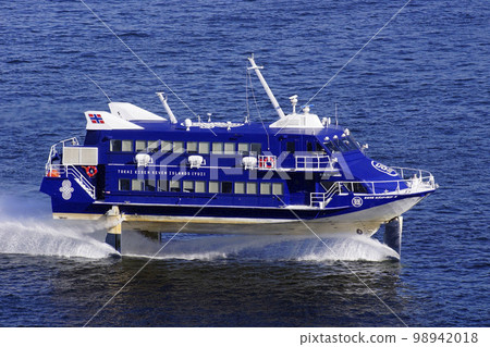 高速噴射船在東京灣航行 98942018