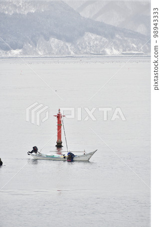 拍攝冬季北海道福島町吉岡漁港衝浪船捕魚的景色 拍攝冬季北海道福島町吉岡漁港衝浪船捕魚的景色 98943333