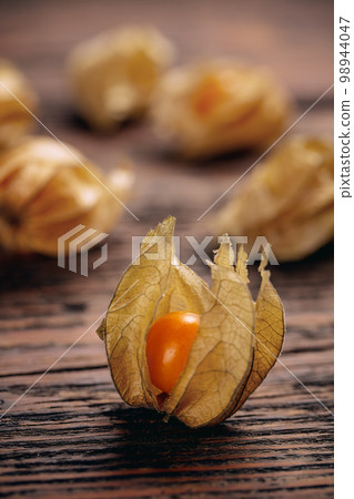 Physalis fruit 98944047