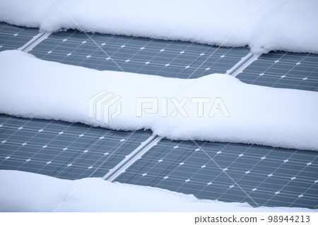 白雪覆蓋的太陽能電池板 98944213