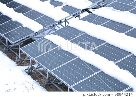 白雪覆蓋的太陽能電池板 98944214