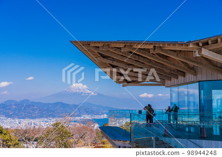 (Shizuoka Prefecture) People looking at Mt. Fuji from Nihondaira Yume Terrace 98944248