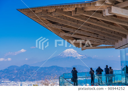 (Shizuoka Prefecture) People looking at Mt. Fuji from Nihondaira Yume Terrace 98944252