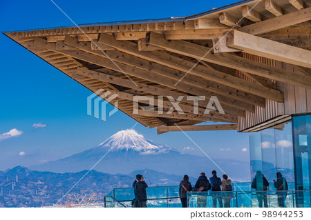 （靜岡縣）從日本平夢台眺望富士山的人們 98944253