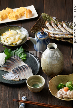 Various dishes that go well with sake Various dishes that go well with sake 98944723