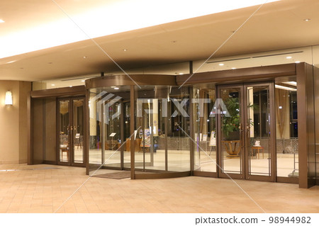Hotel entrance 98944982