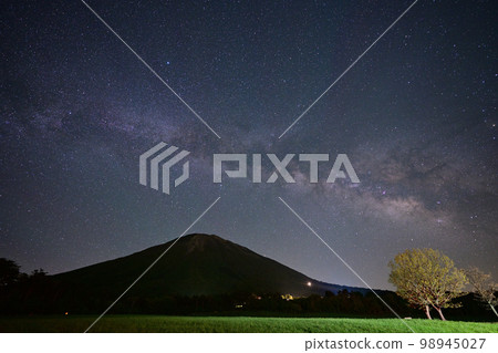 Oyama and Milky Way 98945027