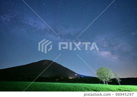 Oyama and Milky Way Oyama and Milky Way 98945297
