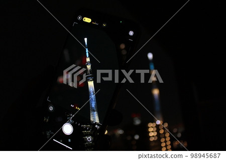 通過智能手機的晴空塔夜景 98945687