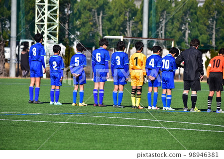 Elementary school soccer match, greetings, back view 98946381