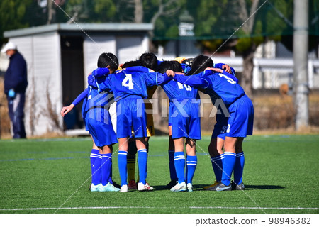 Elementary school soccer match, circle 98946382