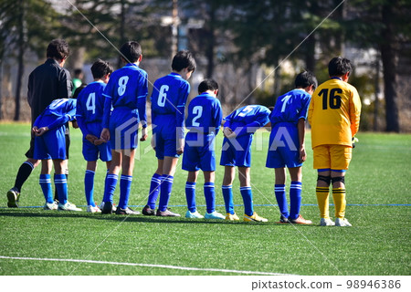 Elementary school soccer match, greetings, back view 98946386