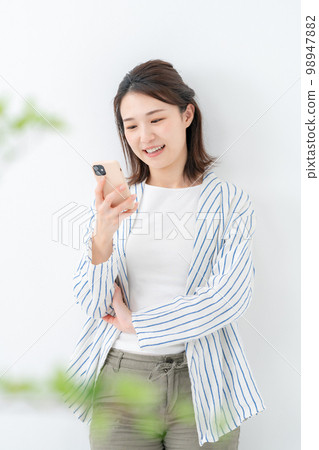 Smartphone female Smartphone female 98947882