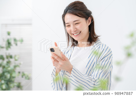Smartphone female Smartphone female 98947887