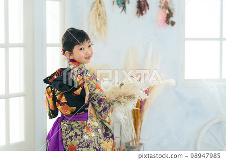Girls wearing kimonos 98947985