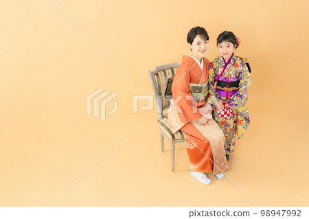 Parents and children wearing kimono Commemorative photo in kimono Photo studio Photo studio 98947992
