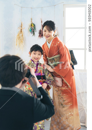A photographer taking pictures of a parent and child in kimono Commemorative photo in kimono photo studio photo studio 98948002