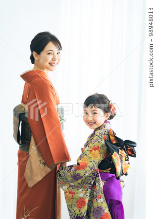 穿著和服的父母和孩子 和服紀念照 照相館 照相館 98948013