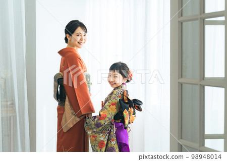 穿著和服的父母和孩子 和服紀念照 照相館 照相館 穿著和服的父母和孩子 和服紀念照 照相館 照相館 98948014