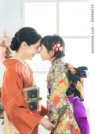 穿著和服的父母和孩子 和服紀念照 照相館 照相館 98948015