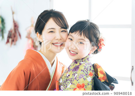 穿著和服的父母和孩子 和服紀念照 照相館 照相館 98948018