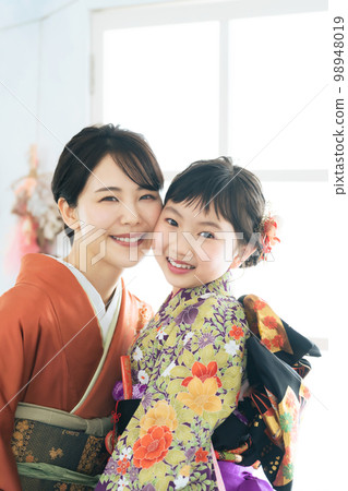 Parents and children wearing kimono Commemorative photo in kimono Photo studio Photo studio 98948019