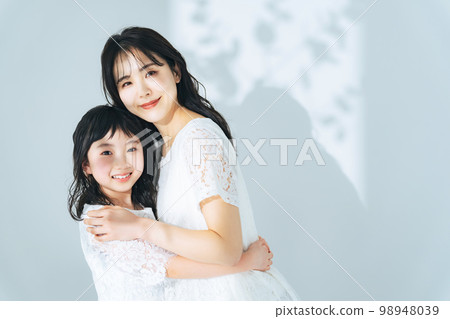 A woman and a girl snuggling up Parent and child beauty image 98948039