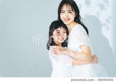 A woman and a girl snuggling up Parent and child beauty image 98948040