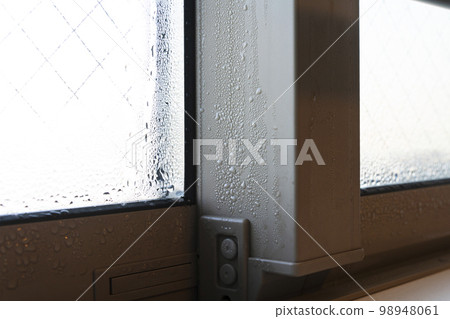 露水房窗戶上的水滴 98948061