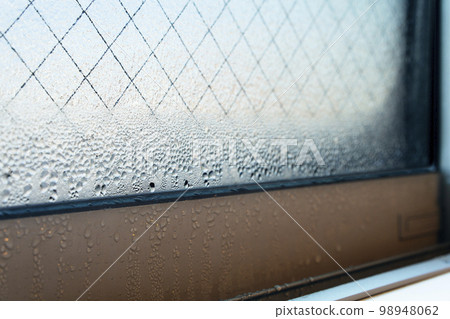 露水房窗戶上的水滴 98948062