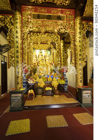 Chua Tien Tich buddist temple in Hanoi, Vietnam 98948254