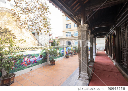 Chua Tien Tich buddist temple in Hanoi, Vietnam 98948256