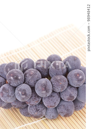 Kyoho grapes, large grapes, dark purple, white powder on the surface is bloom 98948412