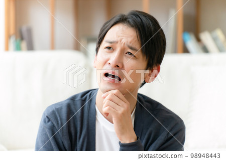 Middle man worries 98948443