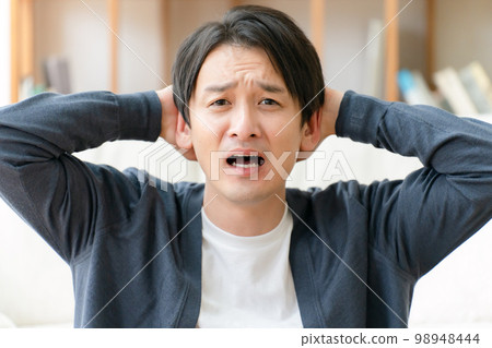 Middle man worries 98948444