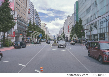 觀光地東京新宿“人來人往的白天街道” 觀光地東京新宿“人來人往的白天街道” 98948466