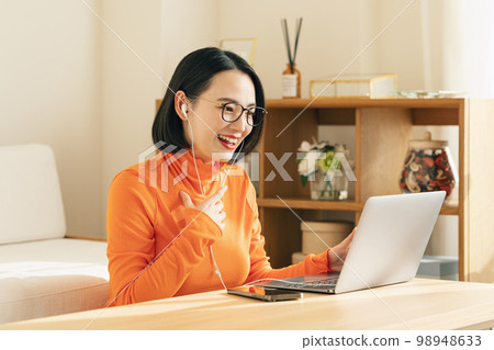 woman talking to computer online 98948633