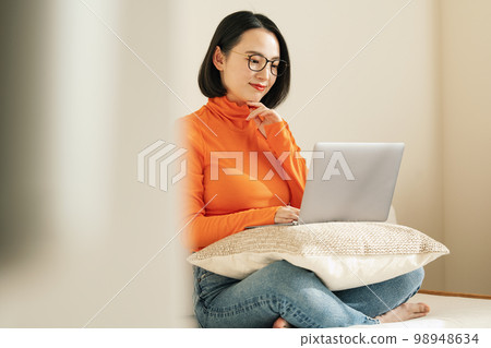 在家看計算機的婦女 98948634