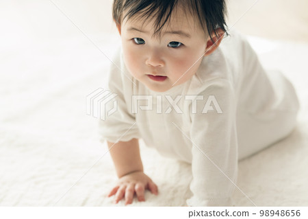 0歲寶寶四肢爬行 98948656
