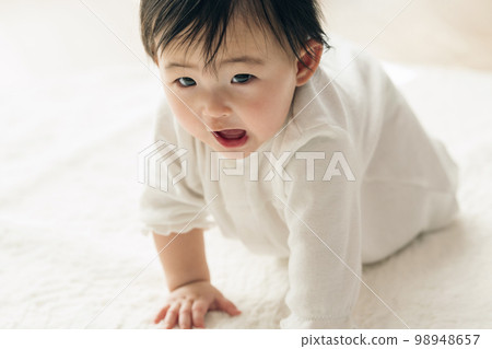 0歲寶寶爬行 0歲寶寶爬行 98948657