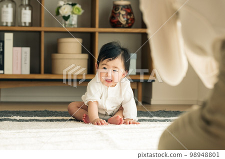 坐在客廳裡的嬰兒 坐在客廳裡的嬰兒 98948801