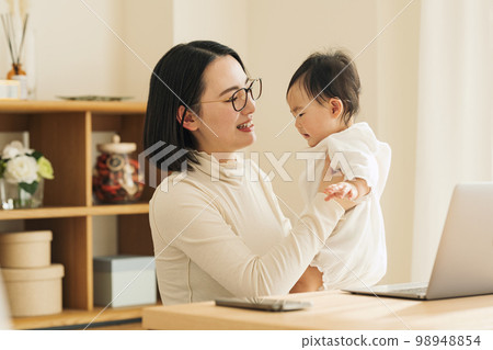 女性平衡工作和育兒 女性平衡工作和育兒 98948854