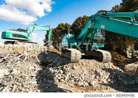 住宅小區重型挖掘機拆除施工現場 98949496