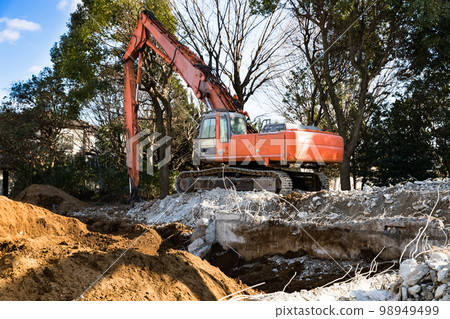 Demolition construction site of housing complex Heavy backhoe Demolition construction site of housing complex Heavy backhoe 98949499
