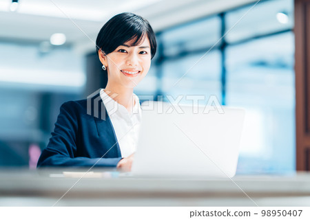 Office business woman shooting cooperation: WEEK Shibadaimon (Sun Frontier Fudousan) 98950407