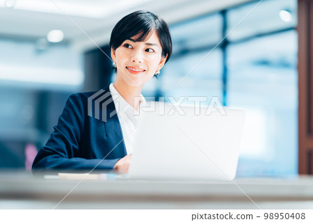 辦公室女商人拍攝合作：WEEK Shibadaimon（Sun Frontier Fudousan） 98950408